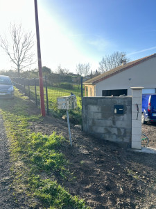 Photo de galerie - Création de clôture , coulage seuil de portail , montage mur en parpaing , passage des réseaux pour la pose du portail 