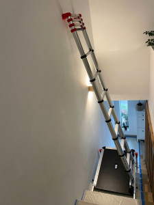 Photo de galerie - Travail en hauteur dans la cage d’escalier avec matériel adapté pour intervenir proprement sur les zones difficiles d’accès.
