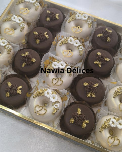 Photo de galerie - Sablés fourrés avec une mousse chocolat et coeur caramel et k3ik3ats aux amandes.