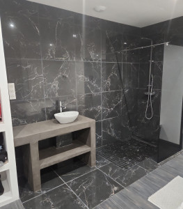 Photo de galerie - Création salle de bain complète.
création meube lavabo en beton ciré 
