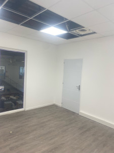 Photo de galerie - Poser des fenêtres et des portes dans un bureau