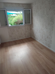 Photo de galerie - Ratissage et mise en peinture. 
pose de papiers peints.
pose de parquet 