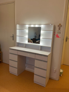 Photo de galerie - Coiffeuse avec éclairage 