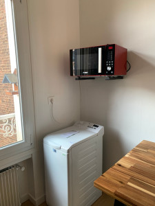 Photo de galerie - Montage et fixation murale d'un support pour micro-ondes. 