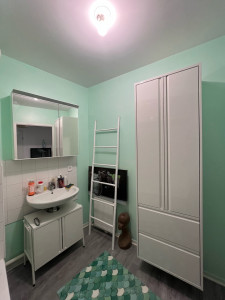 Photo de galerie - Montage de trois meubles de salle de bain avec leurs fixations 