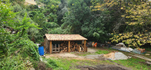 Photo de galerie - Abri de jardin, installation des poteaux, pause des PST et tuiles canal, habillage en bois extérieur 