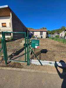 Photo de galerie - Pose de grillage souple avec bordure, avec porte et boîte au lettre.