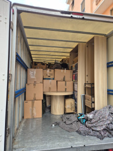 Photo de galerie - Déménagement de San Remo vers Nice avec un camion de 30m3, cette photo n'est pas représentative du chargement fini mais en cours de chargement.