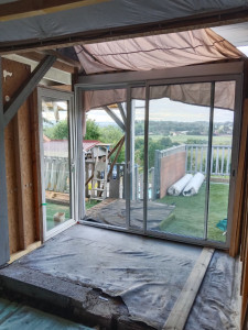 Photo de galerie - Réalisation d'extension en bois , pose de porte fenêtre et une porte coulissante. réalisation complète 2
