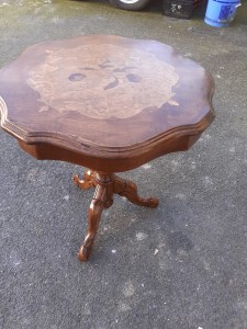 Photo de galerie - Restauration d'une petite table basse pour un client