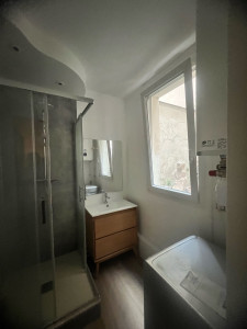 Photo de galerie - Réfection petite salle de bain parisienne 