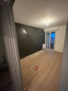 Photo de galerie - Pose de tasseaux mural et peinture noir mat ✅ et pose de revêtement de sol pvc clipsable 