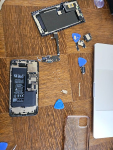 Photo de galerie - Changement de port Lightning et d'écran d'un iPhone 11 Pro Max