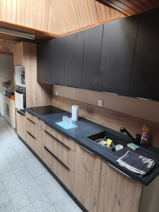 Photo de galerie - Démontage de l'ancienne cuisine avec réfection des murs suite au démontage du carrelage. Pose de la nouvelle cuisine. 
