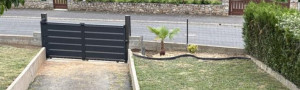 Photo de galerie - Pose d’un portail coulissant sur mesure
Installation d’un moteur électrique avec intégration domotique (ouverture à distance, automatisation)
Aménagement paysager avec création d’un parterre de fleurs