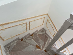 Photo de galerie - Pose cadre en bois sur mur