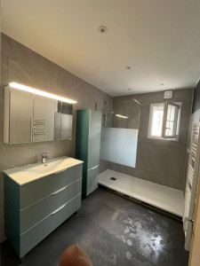 Photo de galerie - Revêtements murale et installation sanitaire et meuble 