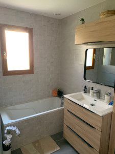 Photo de galerie - Baignoire plus meuble vasque complet