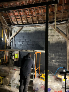 Photo de galerie - Peinture sur murs en parpaing.