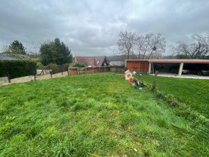 Photo de galerie - Aménagement d’un jardin (haie de photinia, olivers, gazon de placage, arrosage automatique) : Avant
