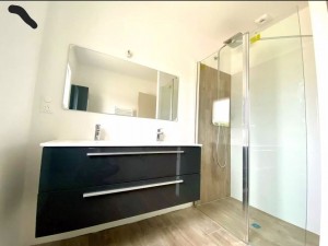 Photo de galerie - Installation ensemble meuble double vasque, miroir et paroi de douche.