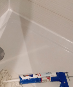 Photo de galerie - La personne souhaitait que je refasse les joints de la douche, car ils étaient tous noircis. J’ai donc retiré l’ancien silicone et appliqué un nouveau joint anti-moisissure, bien sûr ?