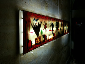 Photo de galerie - Réalisation d'un bandeau lumineux à base d'une ancienne enseigne de magasin. Eclairage d'un couloir d'entrée d'un immeuble Bordelais.