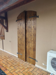 Photo de galerie - Fabrication et pose de volets sur mesure + traitement fongicide avec lasure selon le coloris souhaité.