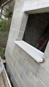 Photo de galerie - Pose dans appui de fenêtres préfabriqué blanc 