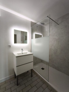 Photo de galerie - Transformation d'une baignoire en douche, changement du meuble vasque et miroir LED pour un logement communal de NALLIERS