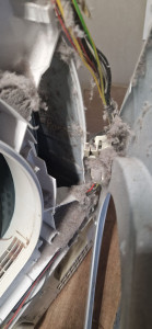 Photo de galerie - Avec le temps la poussière de linge se dépose partout. Pouvant même endommager l'appareil avec un risque d'incendie 