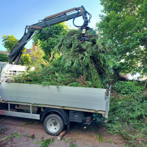 Photo de galerie - Évacuation de végétaux avec camion grue et grappin.
Chargement rapide de gros volumes de branches, haies et résidus d’élagage.
Service propre, gain de temps et sécurité sur chantier.
