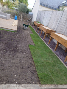 Photo de galerie - Pose de gazon de placage, reprise garantie !