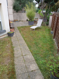 Photo de galerie - Jardin en L arboré et séparé par une allée.