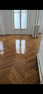 Photo de galerie - Rénovation intérieure complète : parquet poncé, teinté et vitrifié, murs repeints avec soin et finitions impeccables. Un résultat élégant, durable et de haute qualité.
