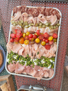 Photo de galerie - Plateau charcuterie pour un brunch 