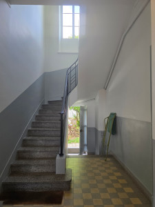 Photo de galerie - Chantier de rénovation de partie commune qui n'avait jamais été rénové depuis 1980. des couleurs jaune et vert aux tons legère viennent donner un coup de neuf. 
(les teinte ne ressorte malheureusement pas bien sur les photos) 