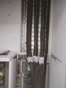 Photo de galerie - Passage de câble et raccordement à l'armoire électrique 
