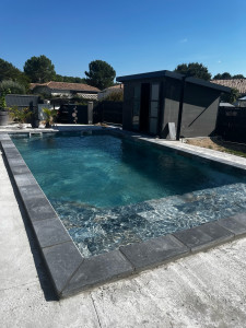 Photo de galerie - Pose carrelage et margelle piscine
