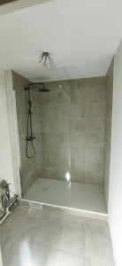 Photo de galerie - Dépose baignoire et installation d'une nouvelle douche avec une rénovation complète faïence carrelage et peinture 