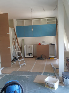 Photo de galerie - Installation des meubles de cuisine