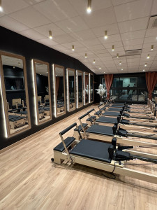 Photo de galerie - Création d’un espace Pilates réformer dans un club de sport. 