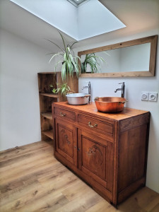 Photo de galerie - Ponçage et cirage d'un vieux meuble de salle de bain.