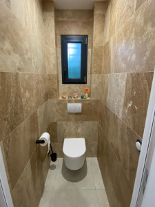 Photo de galerie - Réalisation d’un wc complet : installation d’un châssis et son wc suspendu geberit , réalisation du coffrage du wc suspendu , pose de travertin 60x40 au mur