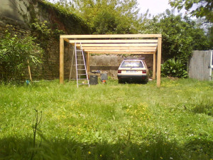 Photo de galerie - Abri  pour voiture et rangement  jardin et recouvert par la suite avec toiture bac acier  gris anthracite . il sers aussi pour des repas a l'ombre l'été. 