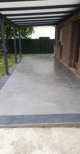 Photo de galerie - Réalisation d'une terrasse, sous pergola en pose scellé chape traditionnelle & scellement des carreaux dans la foulée rendu magnifique 