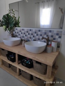 Photo de galerie - Rénovation salle de bain avec fabrication de meubles salle de bain