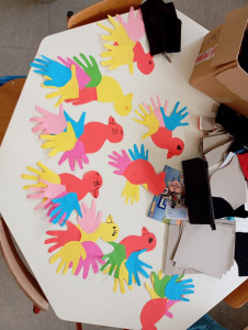 Photo de galerie - Activité manuelle animée en centre de loisirs :)