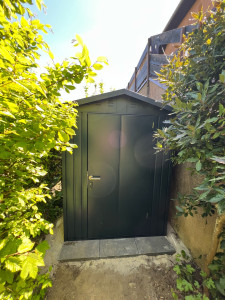 Photo de galerie - Montage d'une cabane de jardin en tôle