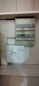 Photo de galerie - Pose d'un interrupteur différentiel de protection aux personnes sans modification du tableau ( qui doit être fait ultérieurement)